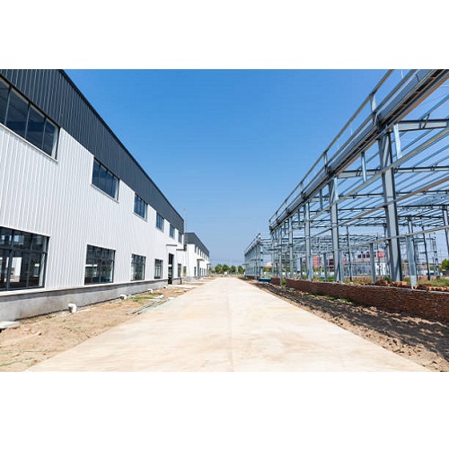 اجرای پوشش ساندویچ پانل سوله